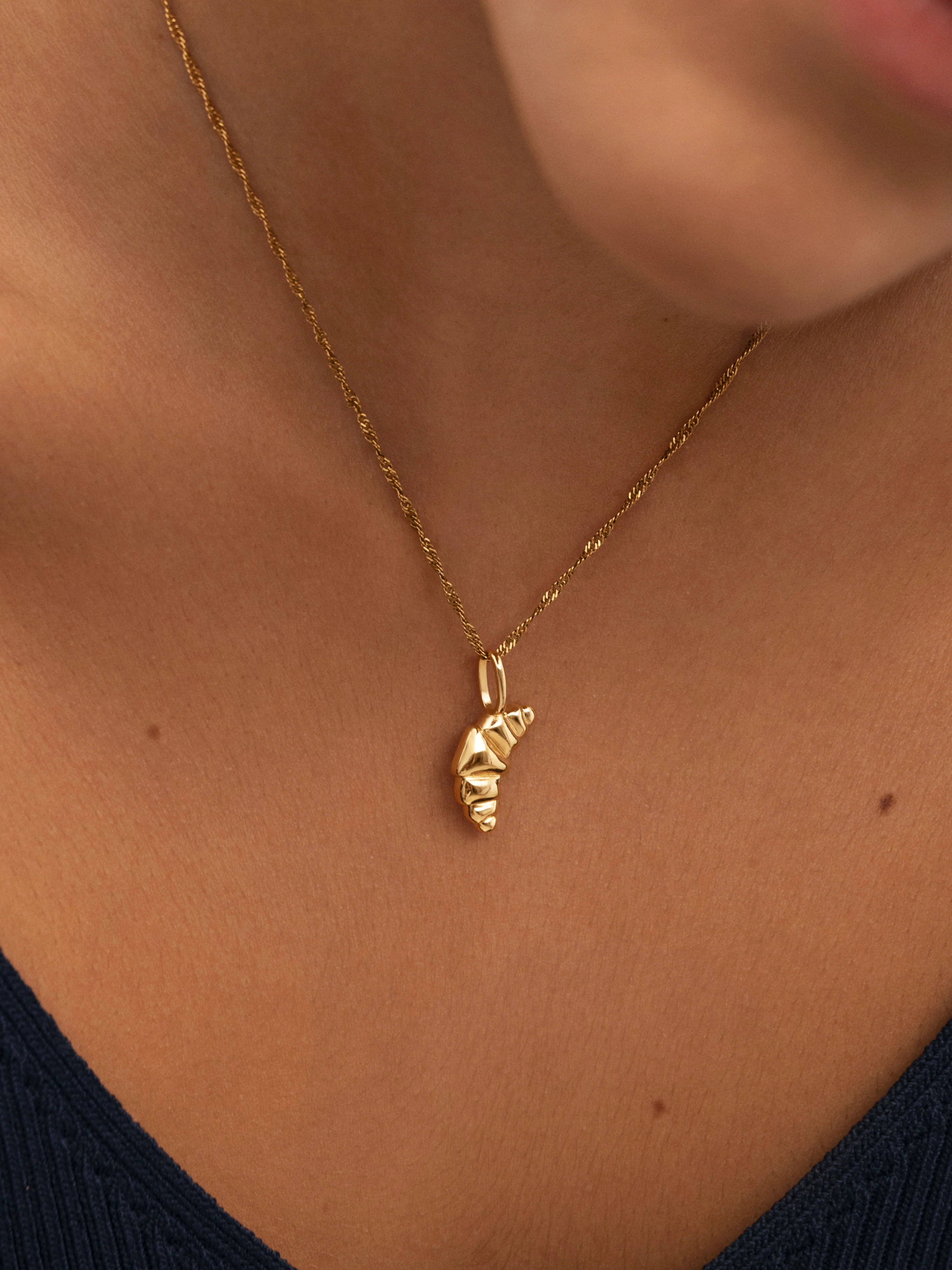 Charm Croissant Baño Oro - Image 4