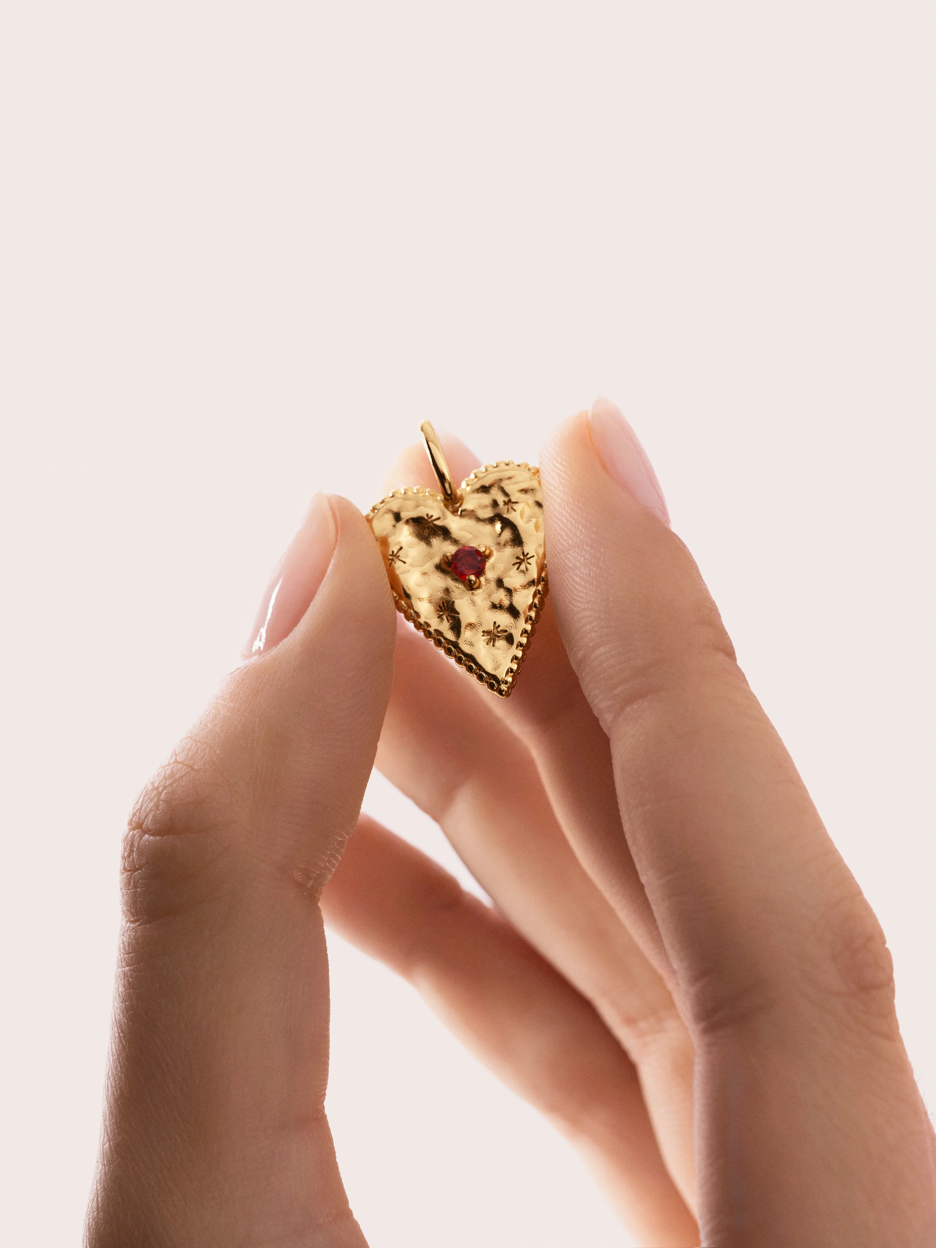 Charm Raw Heart Baño Oro - Image 4