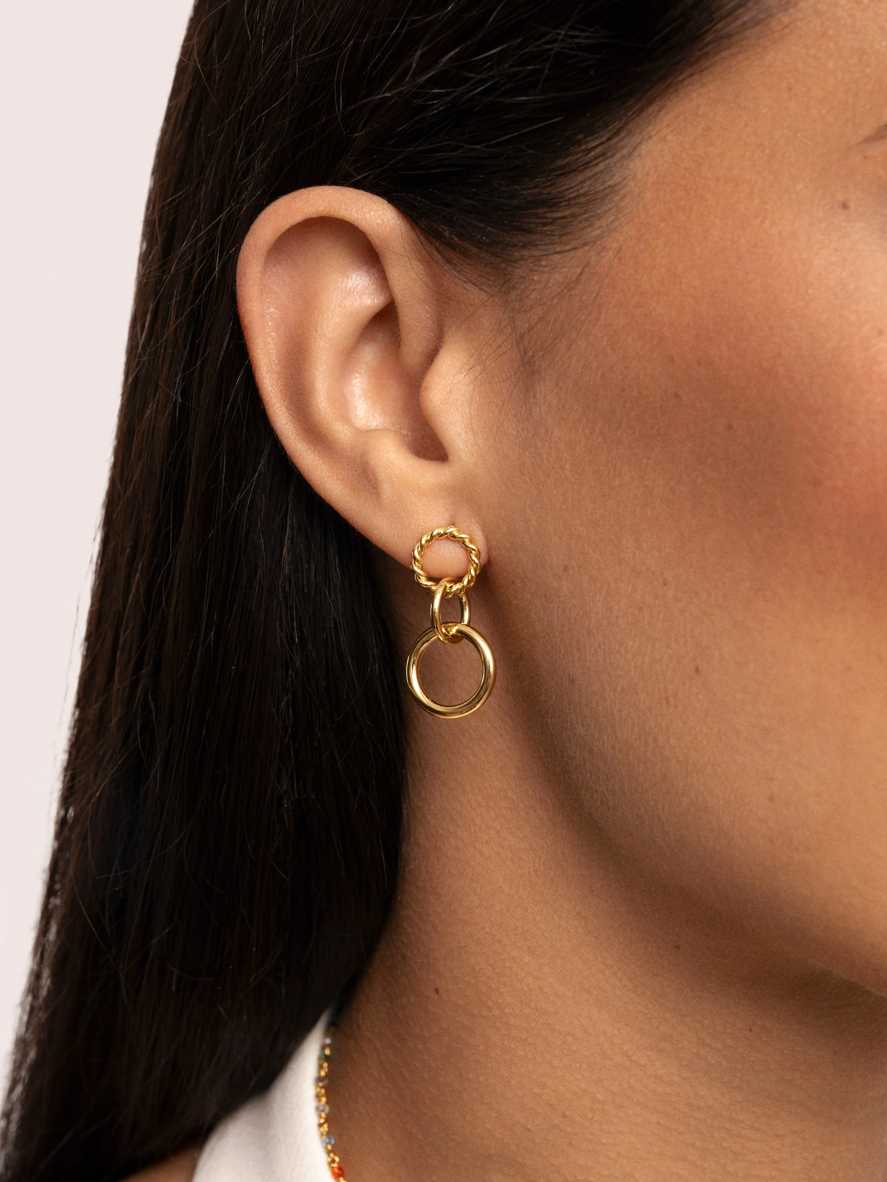 Pendientes Circles Twist Baño Oro - Image 2